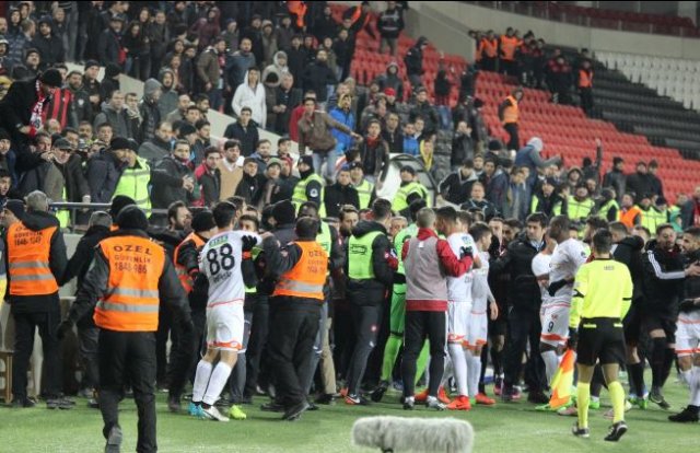 Gaziantepspor Adanaspor maçında trübünde olaylar