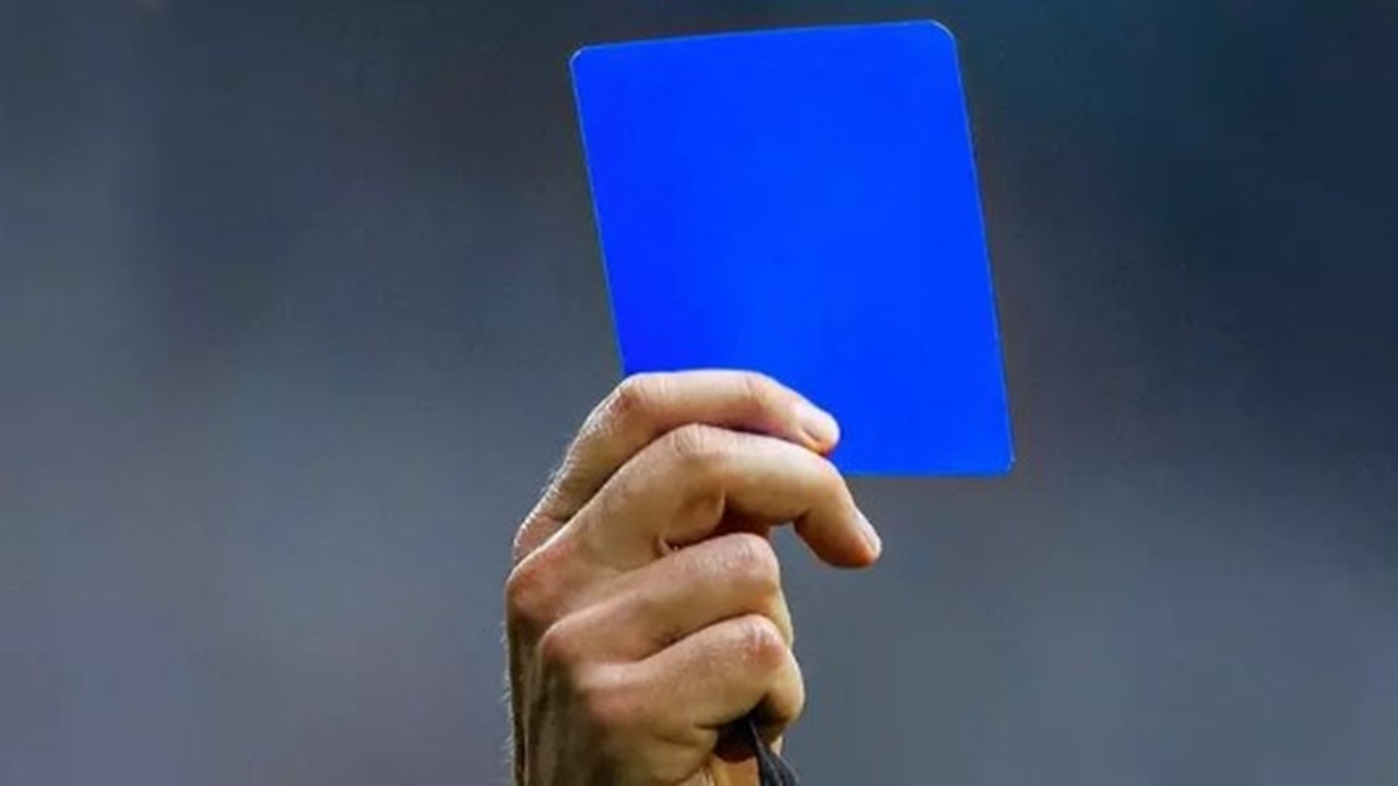 Futbolda mavi kart uygulaması başlıyor! 10 dakikalık ceza verilecek