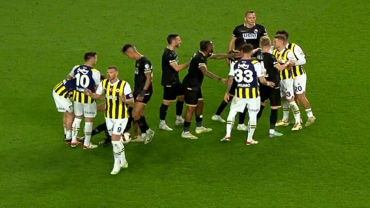 Fenerbahçe Alanyaspor maçında kavga! Futbolcular bir anda birbirine girdi