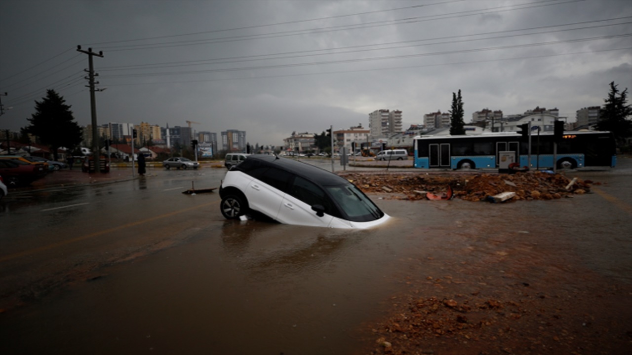 Antalya’daki sel can aldı! Vatandaşlara evden çıkmayın uyarıları yapılıyor