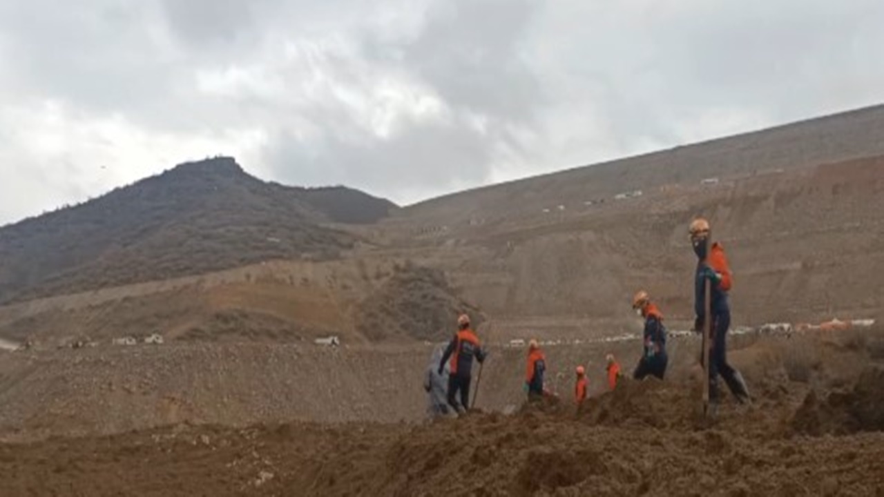 Erzincan İliç son durum! Toprak altında kalan işçileri arama çalışmaları devam ediyor