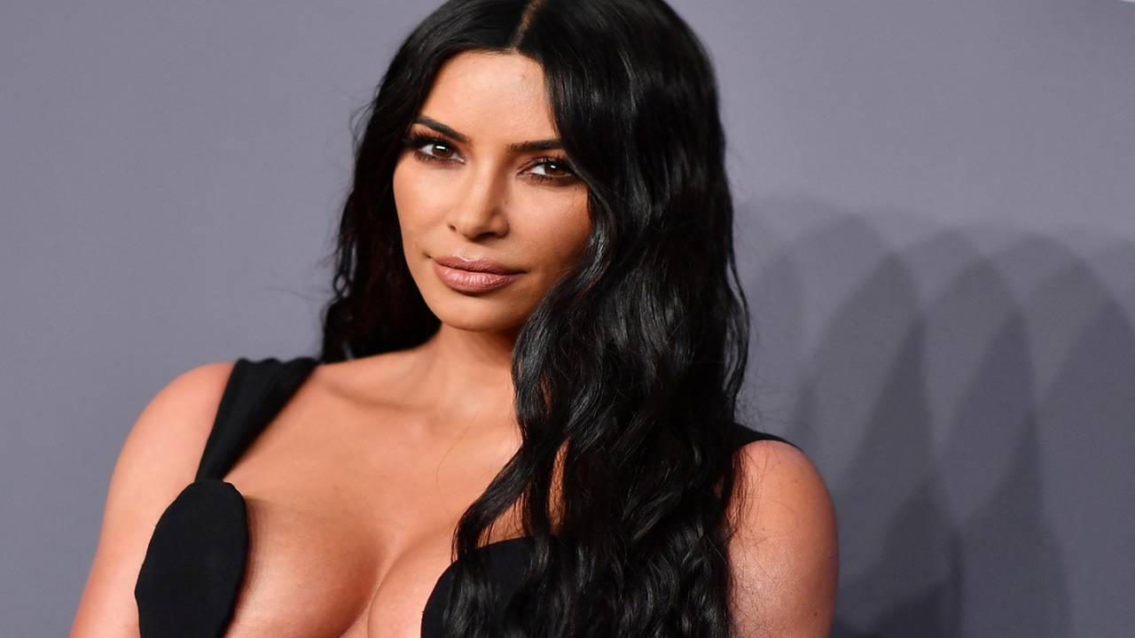 Kim Kardashian 100 bin dolarlık aracıyla kahve almaya gitti! Sutyensiz halleri dikkat çekti