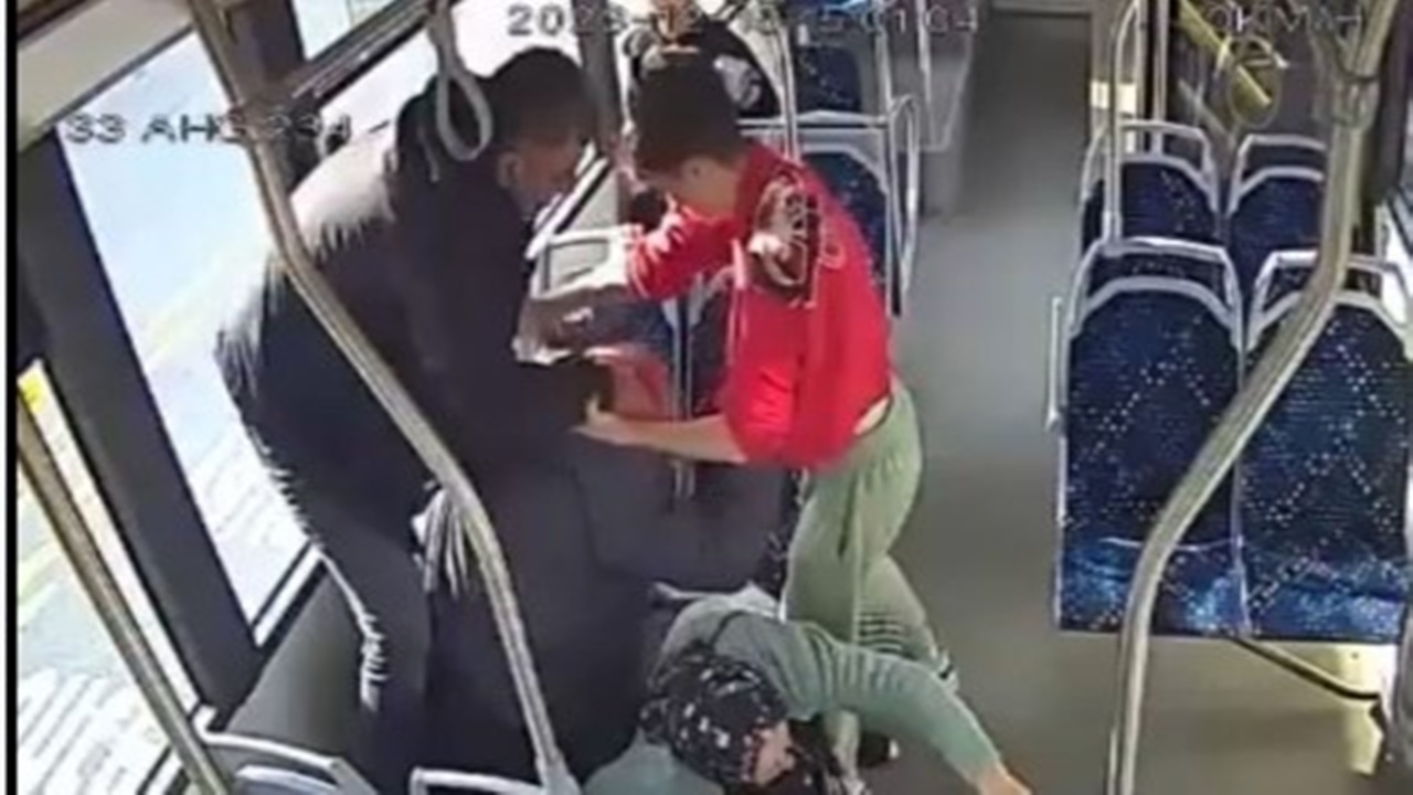 Otobüste yaşlı adamı döven okul müdürü ve oğlu hakkında karar! Acımasızca darp etmişler