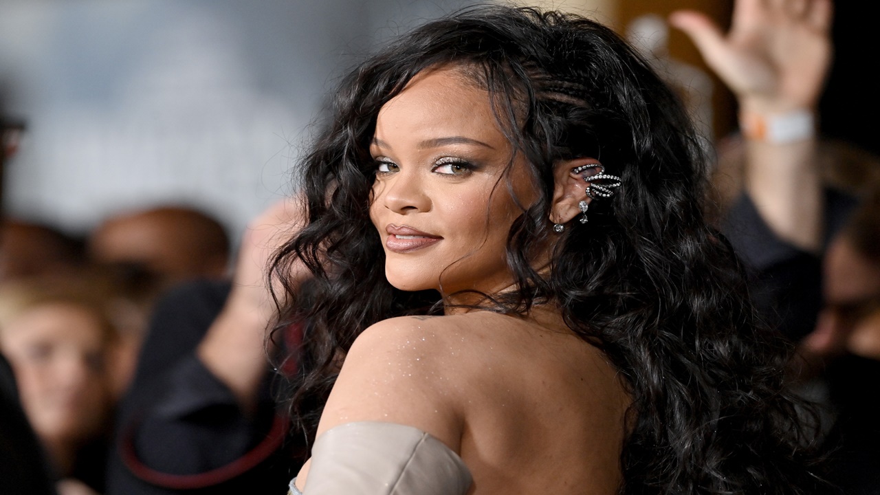 Rihanna kıyafetiyle Yıldız Tilbe’ye benzetildi! Sosyal medyada alay konusu oldu