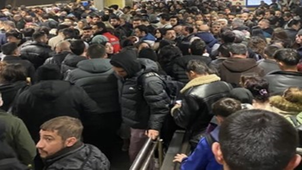 Metro arızası İstanbullulara zor anlar yaşattı! Durak ve istasyonlar dolup taştı