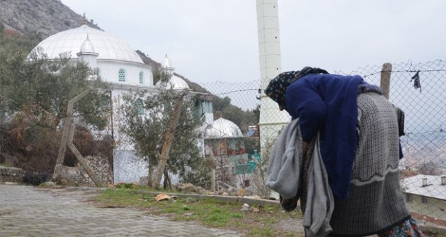 82 yaşında iki büklüm cami nöbeti