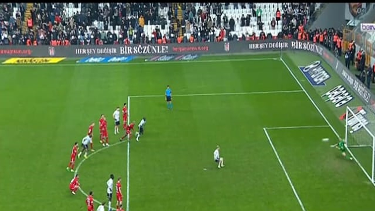 Beşiktaş penaltı pozisyonunu tartışıyor! Gol oldu ama geçerli değil