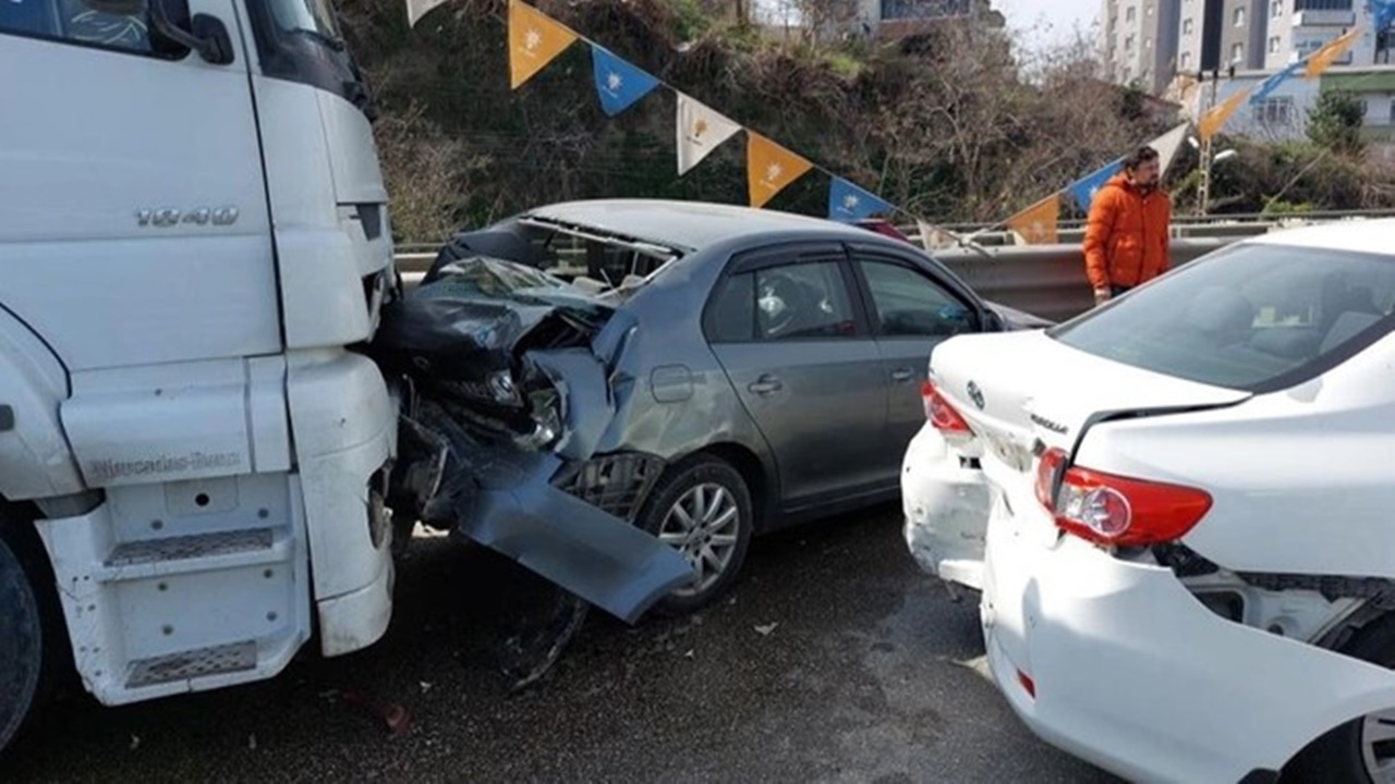 Samsun'da zincirleme kaza: 1’i polis 3 kişi yaralandı
