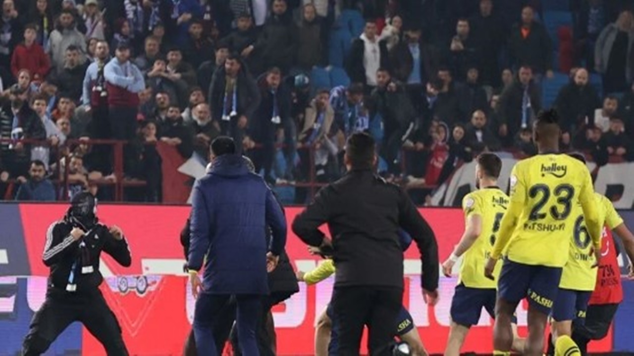 Trabzon’daki maçta sahaya giren 2 taraftar tutuklandı