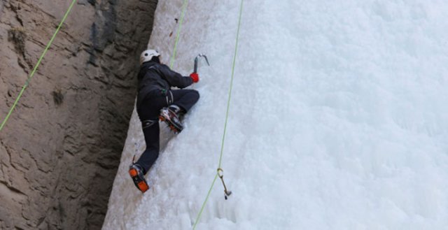 Milli Dağcı Tunç Fındık Van'da Şelaleye tırmandı