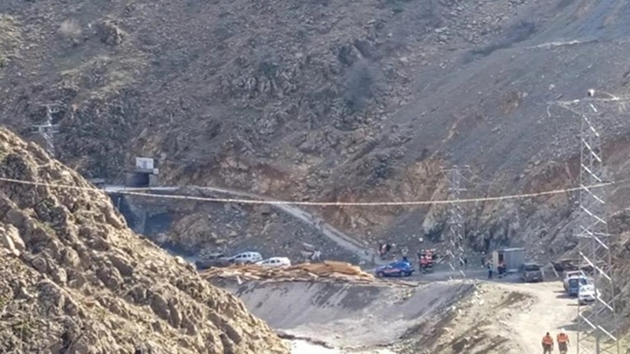 Trabzon'da altyapı çalışması sırasında göçük: 3 işçi toprak altında