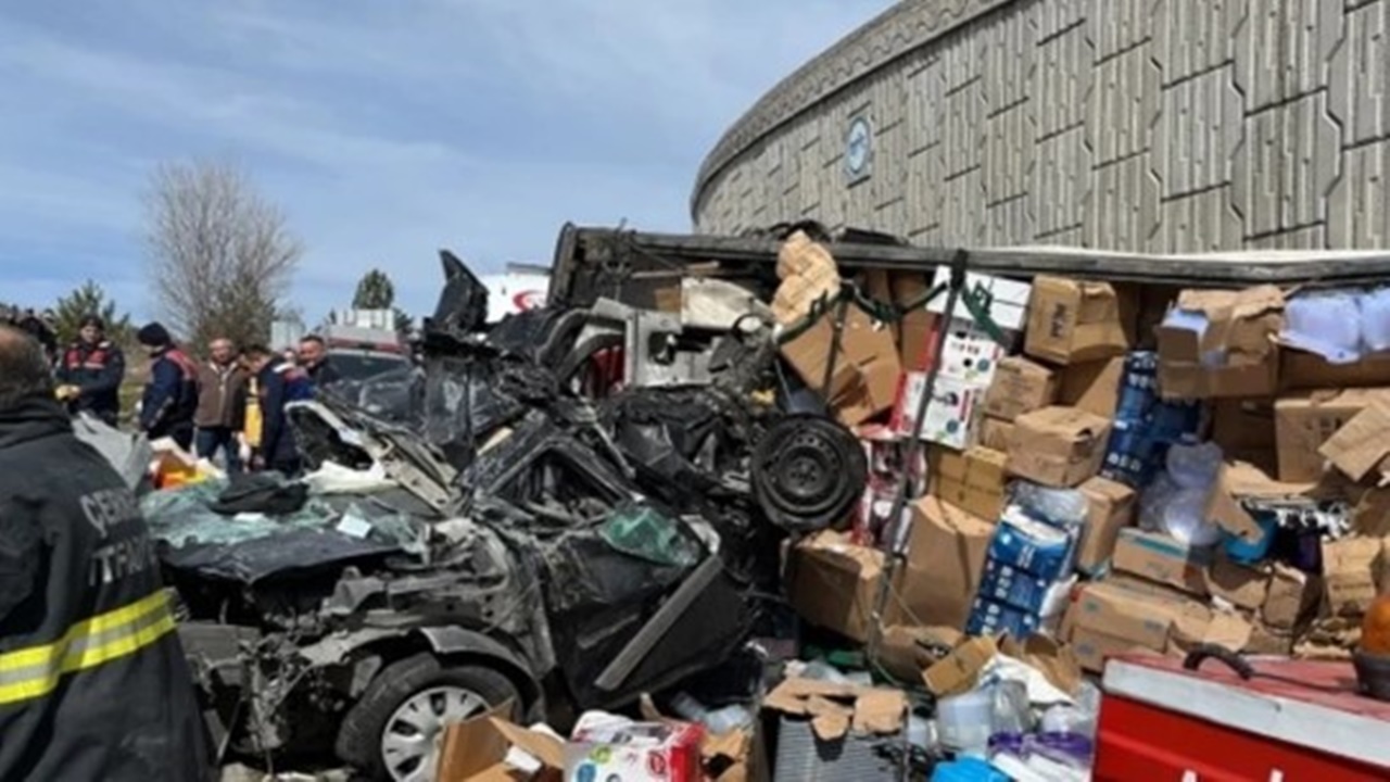 Çankırı’da feci kaza! Tır otomobilin üstüne devrildi