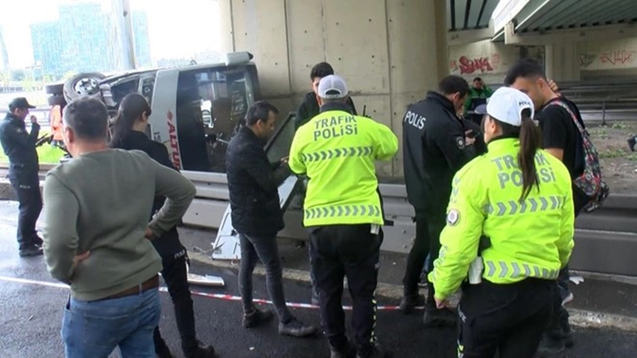 Son dakika! İstanbul'da sivil polisleri taşıyan otobüs devrildi