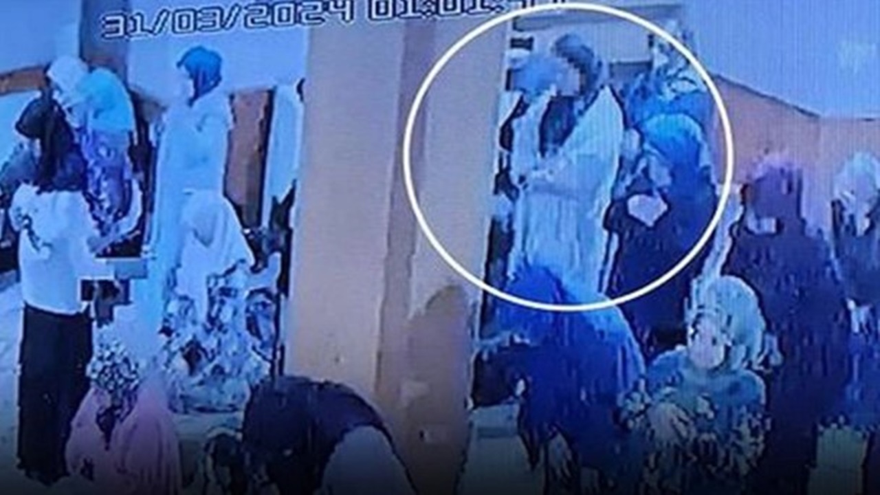 Başörtüsü takıp Camideki kadınları taciz etti! Polis her yerde onu arıyor