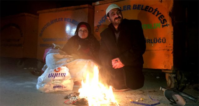 Kira borcunu ödeyemeyen engelli çift sokakta kaldı