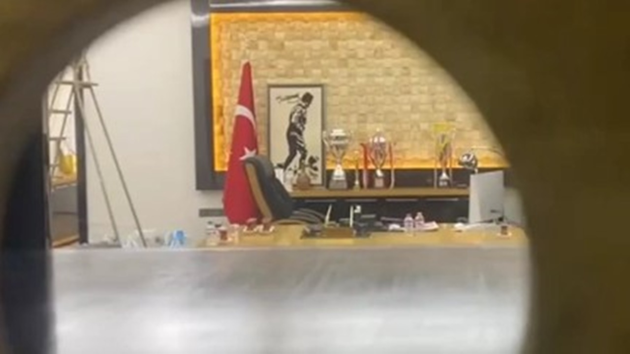 Çiçeği burnunda CHP’li başkanın makam odasında gizli kamera bulundu