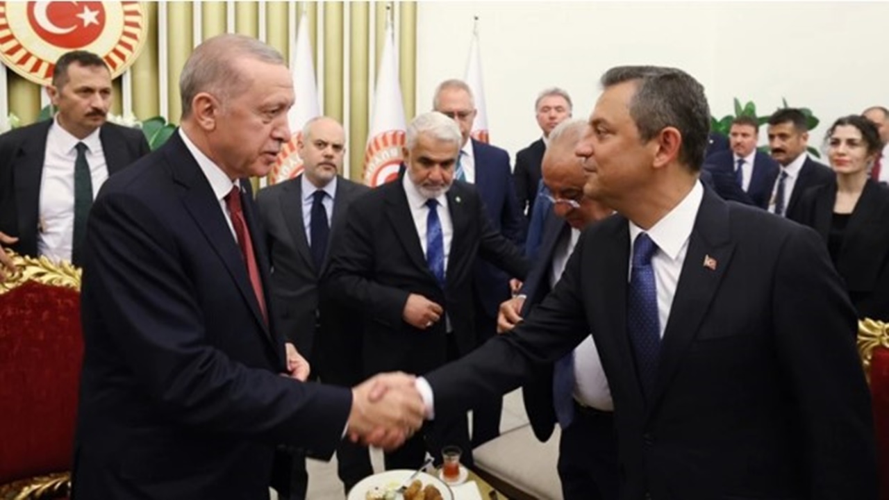 Cumhurbaşkanı Erdoğan ile CHP Genel Başkanı Özgür Özel bir araya geldi