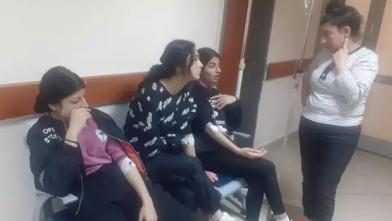 Ardahan'da lise öğrencileri gıda zehirlenmesi şüphesiyle hastaneye kaldırıldı