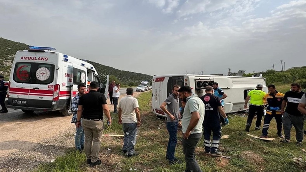 Son dakika! Gaziantep’te yolcu minibüsü devrildi: Yaralılar var