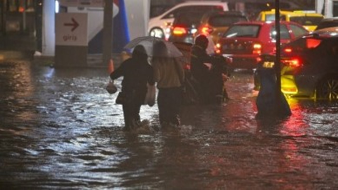 Ankara sel felaketi yaşadı! Yollar göle döndü araçlar trafikte kaldı