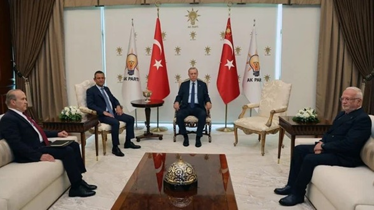 Cumhurbaşkanı Erdoğan Özgür Özel görüşmesinden ilk kareler yayınlandı! 3. Koltuk kimin