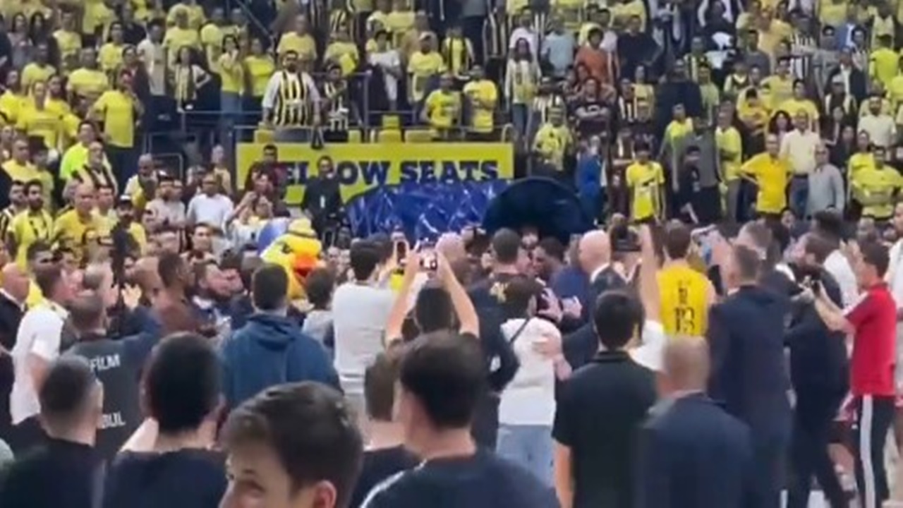 Fenerbahçe Beko maçında basketbolcular ile taraftarlar birbirine girdi