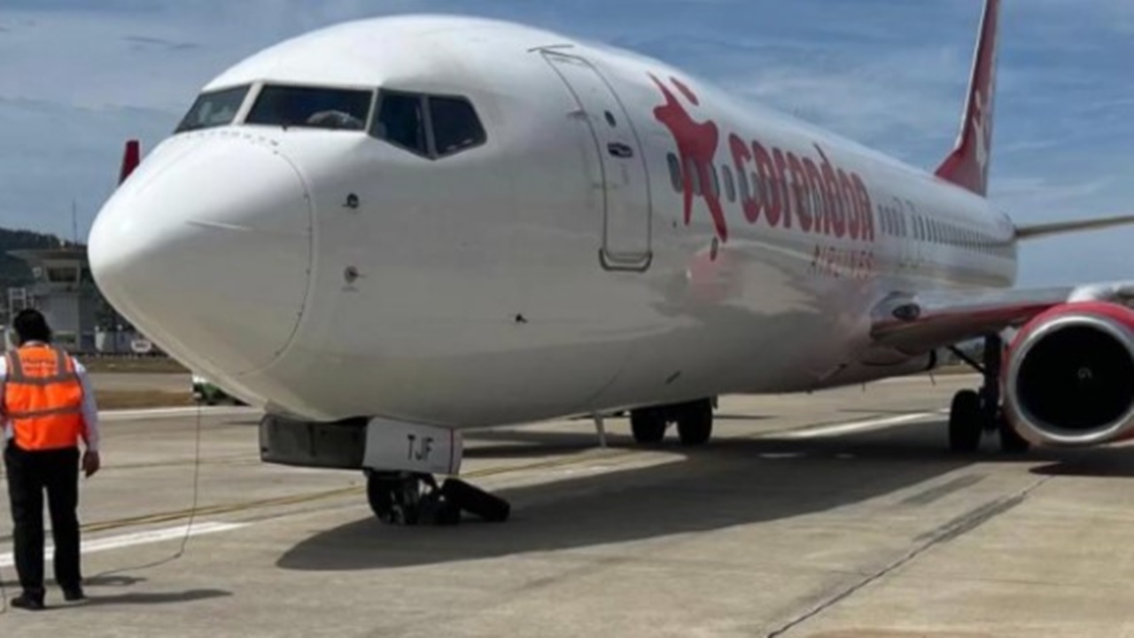 Antalya Gazipaşa Havalimanı'nda korku dolu anlar! Yolcu uçağının ön tekeri patladı