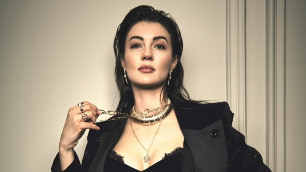 Burcu Özberk, sokak tarzıyla dikkat çekti