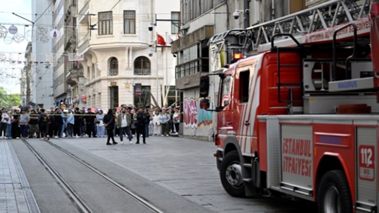 SON DAKİKA İstiklal Caddesi’nde yangın paniği! Polis bölgeyi boşaltıyor