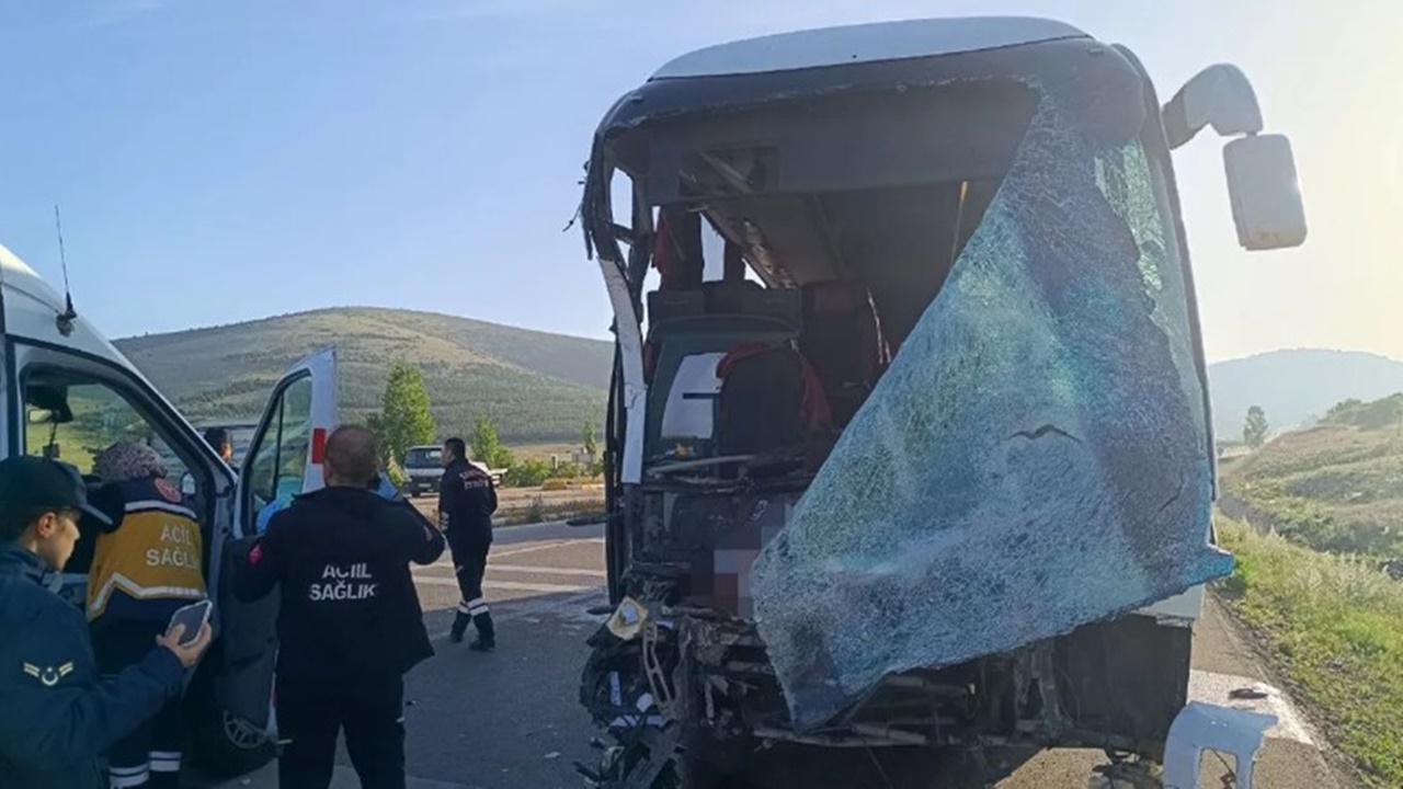 SON DAKİKA! Afyonkarahisar’da kamyon ve yolcu otobüsü çarpıştı: Yaralılar var