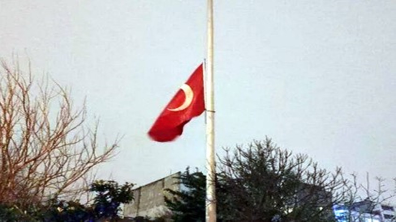 Milli yas nedeniyle Türkiye’de bayraklar yarıya indirildi