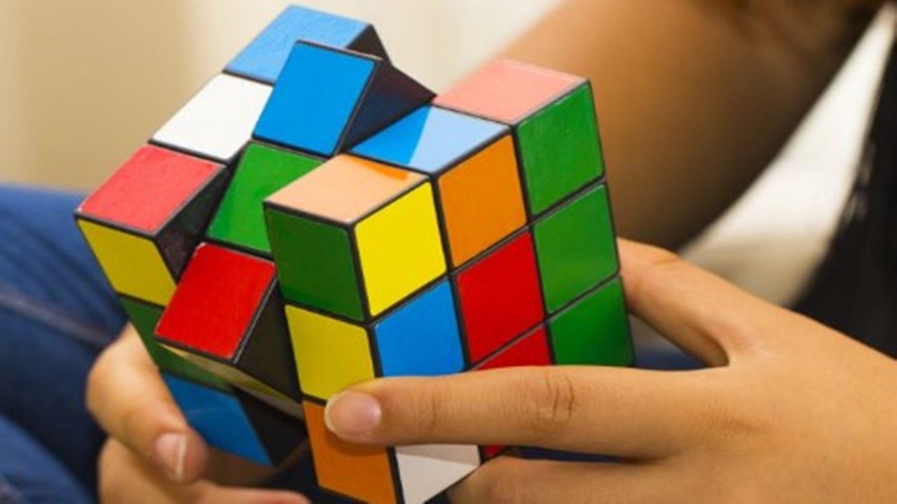 Rubik Küpü çözümünde yeni rekor! Göz açıp kapayıncaya kadar çözdü