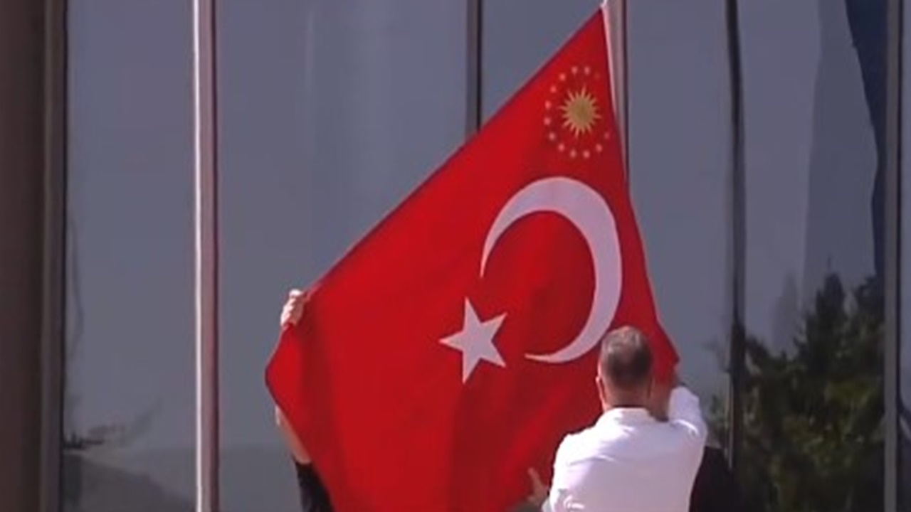 Forslu Bayrak göndere çekildi! CHP’de Cumhurbaşkanı Erdoğan’a özel karşılama