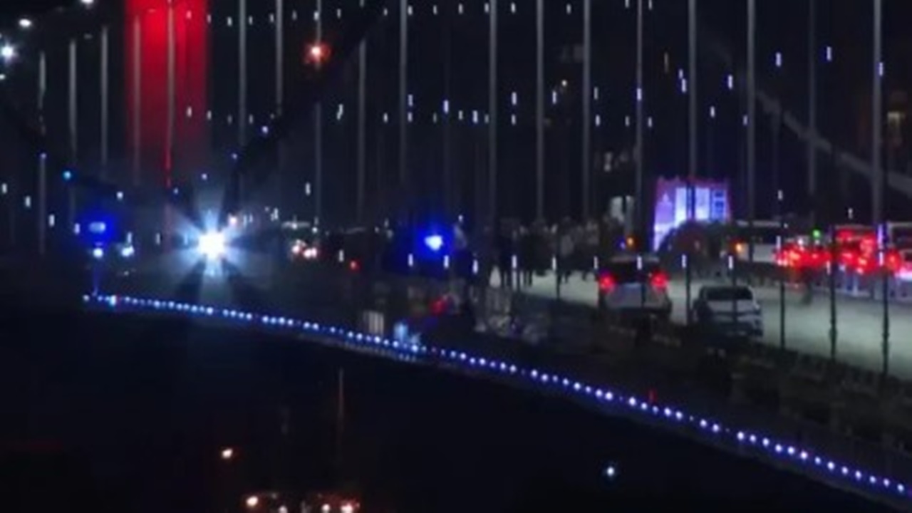 SON DAKİKA 15 Temmuz Şehitler Köprüsü çift yönlü trafiğe kapatıldı