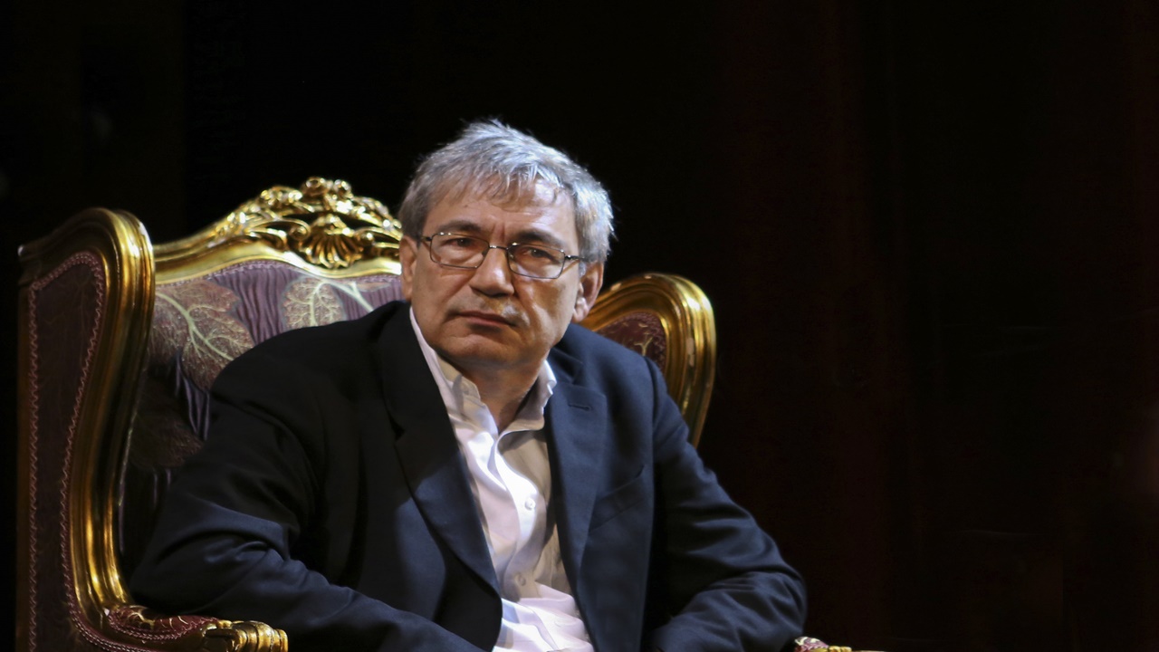 Orhan Pamuk’un kitap okuyarak tıraş olduğu anlar gündem oldu