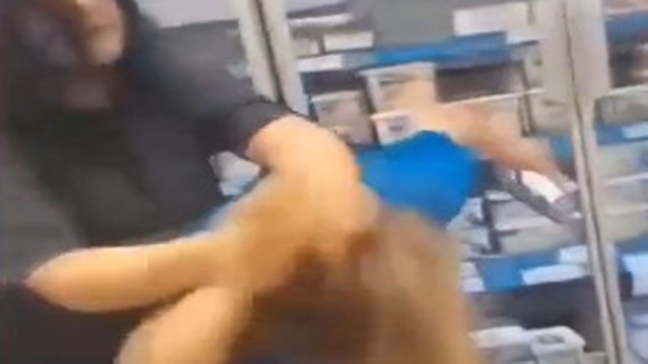 Kadın müşteri market çalışanını evire çevire dövdü