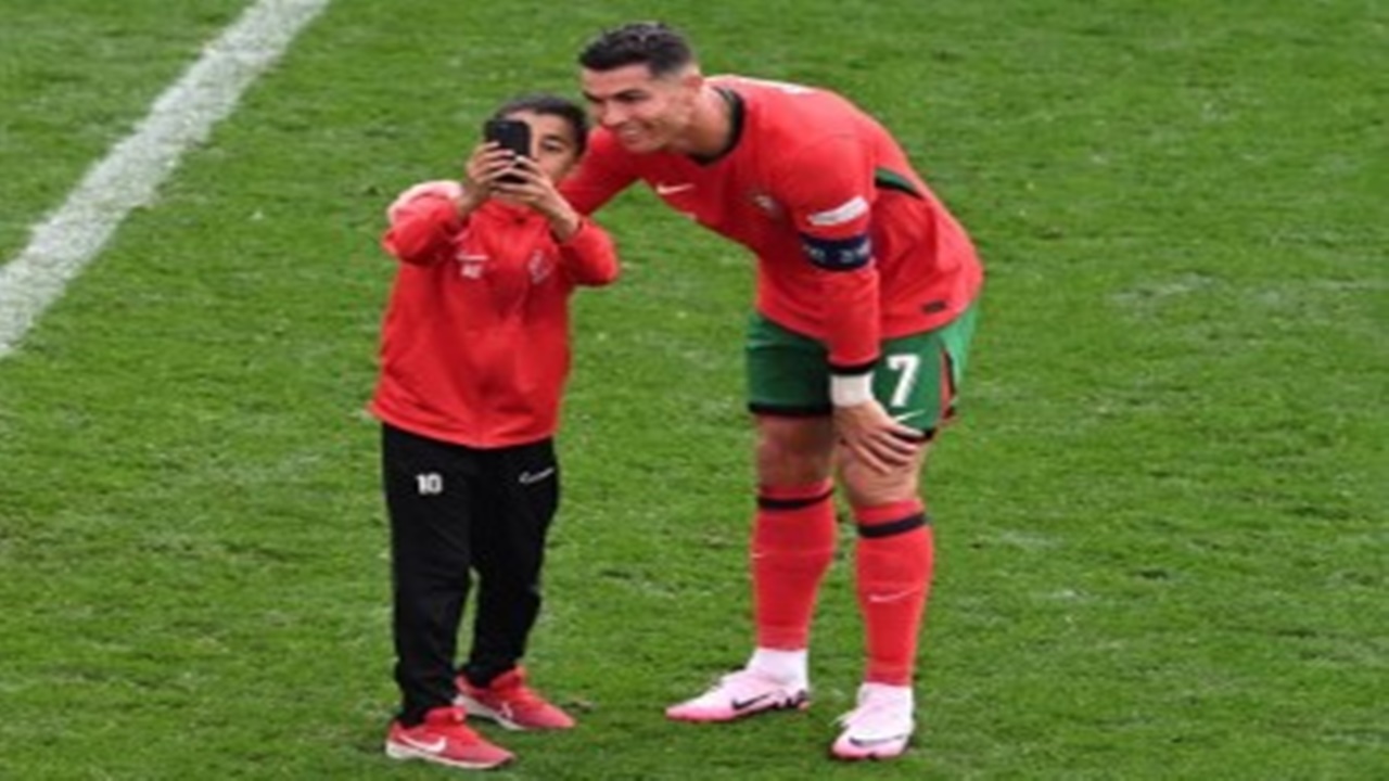Cristiano Ronaldo selfie isteğini geri çevirmedi! Sahaya atlayan 10 yaşındaki çocuk konuştu