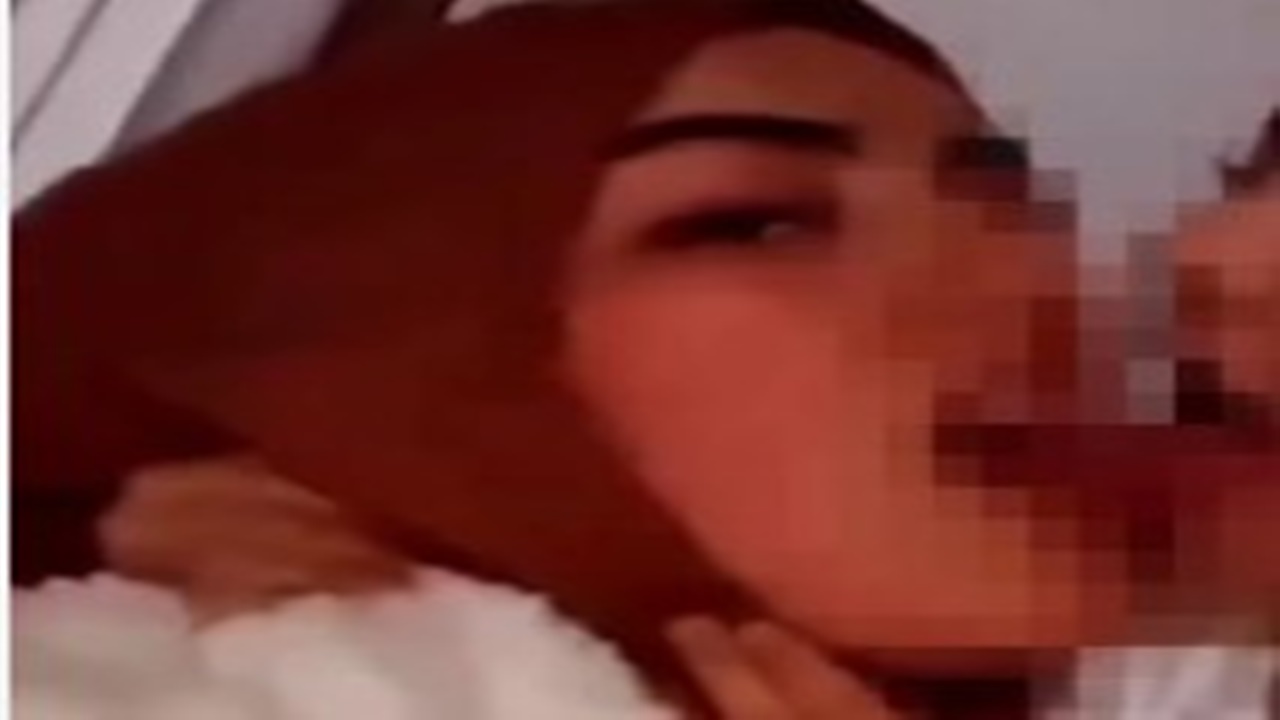Duygu Özgül Kalebayır TikTok’ta küçük çocukla zorla öpüşmüştü! Polis gözaltına aldı