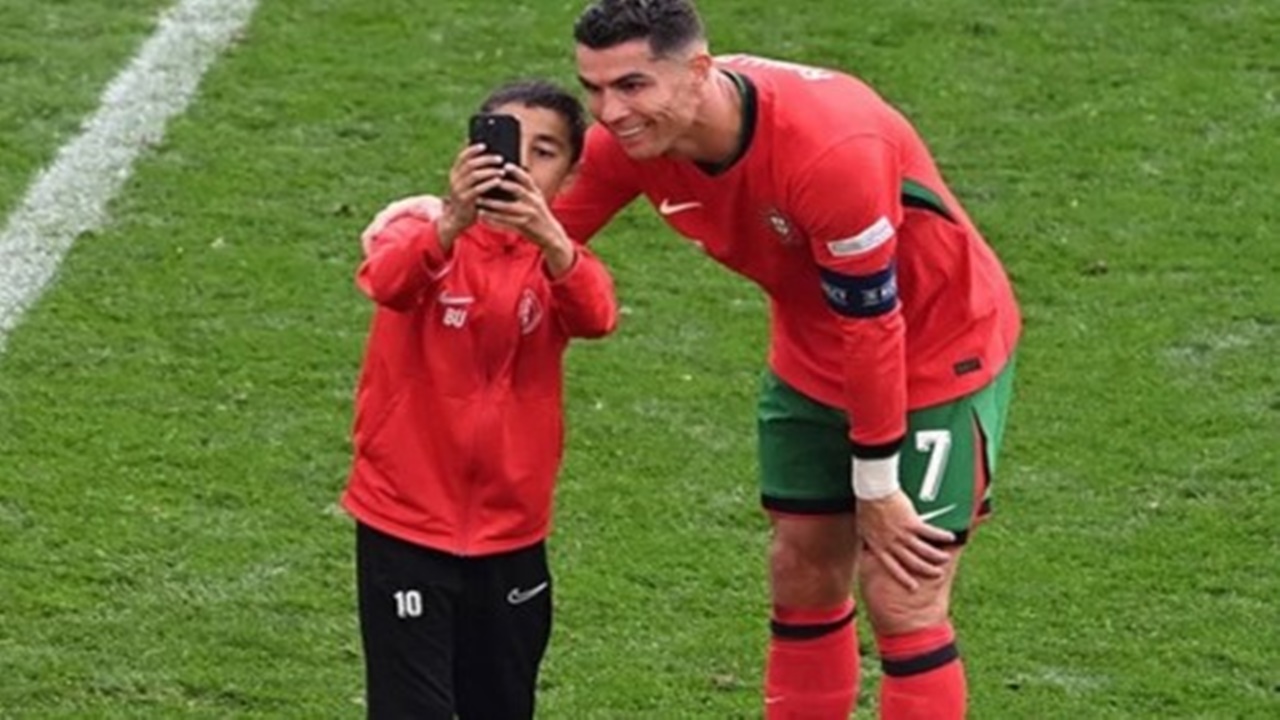 Ronaldo ile fotoğraf çekilen Berat’a ceza şoku! UEFA küçük çocuğu men ediyor