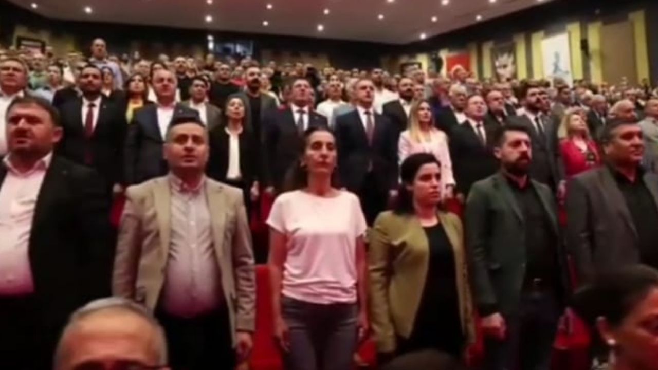 SANCAKTEPE'DE CHP'Lİ MECLİS ÜYELERİ İSTİKLAL MARŞINI OKUMADI!