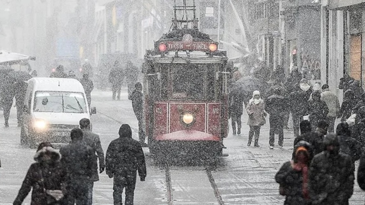 İstanbul’a lapa lapa kar geliyor! Valilik gün ve saat verdi: Sıcaklıklar 10 derece birden düşecek