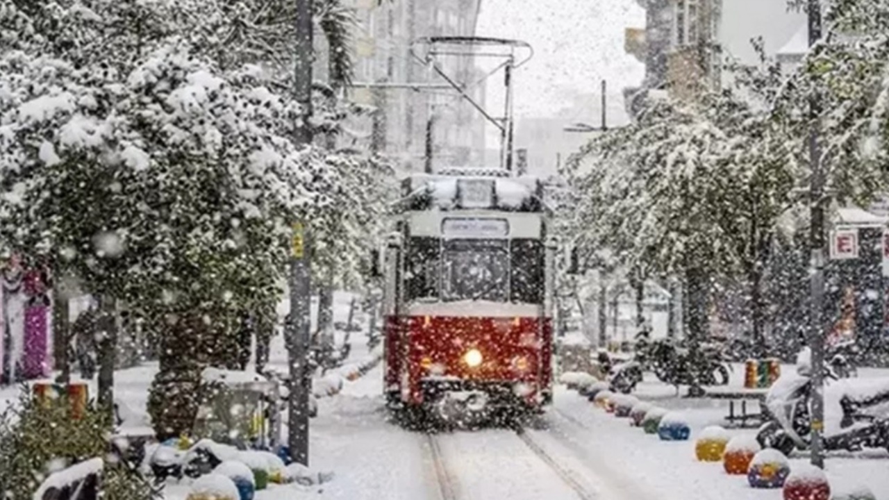 İstanbul'a lapa lapa kar yağışı tarihi açıklandı. Gözler o tarihe çevrildi