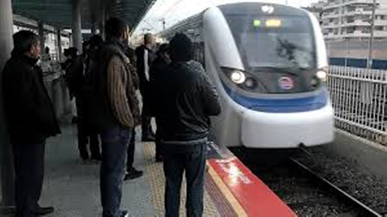 İzmir'de tren ile peron arasına düşen vatandaş feci şekilde can verdi