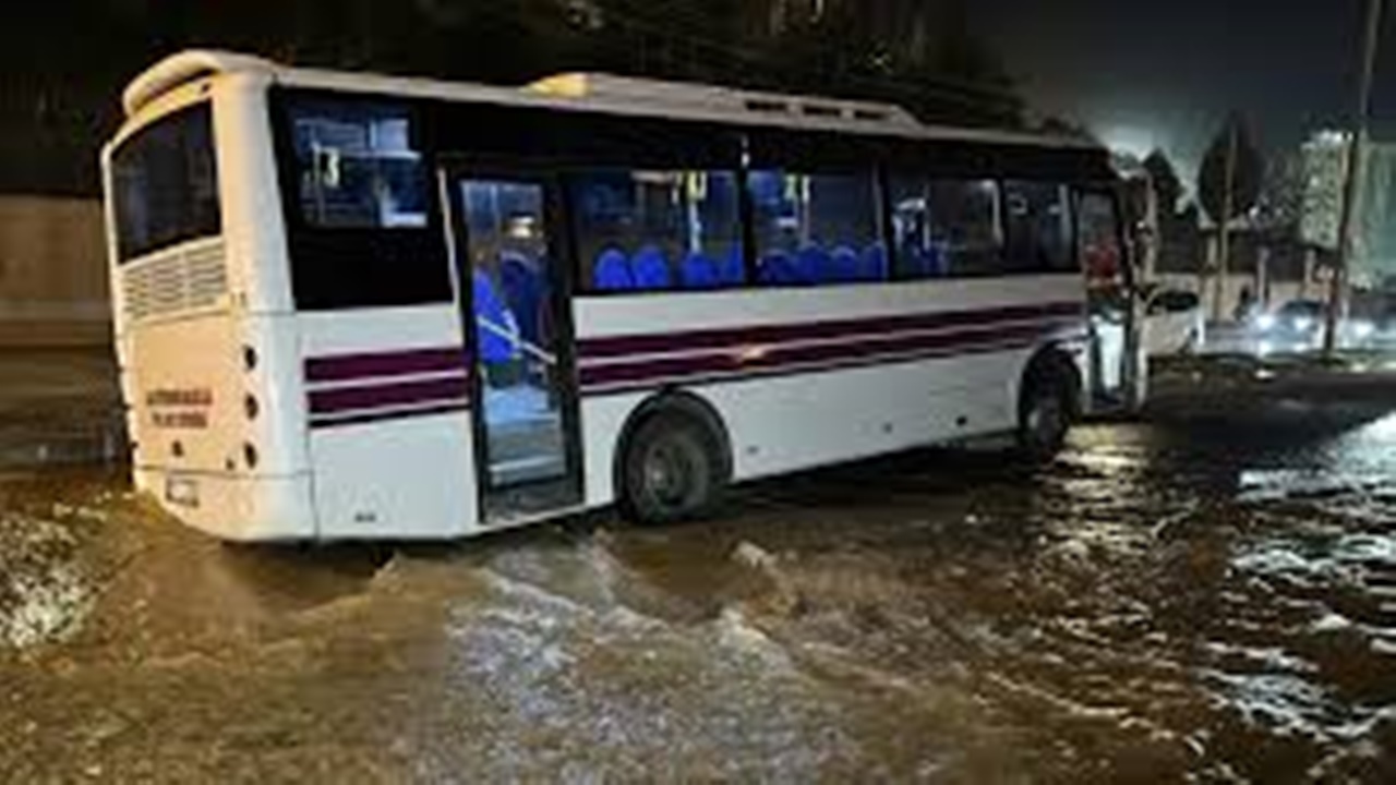 Özel halk otobüsü çukura düştü!