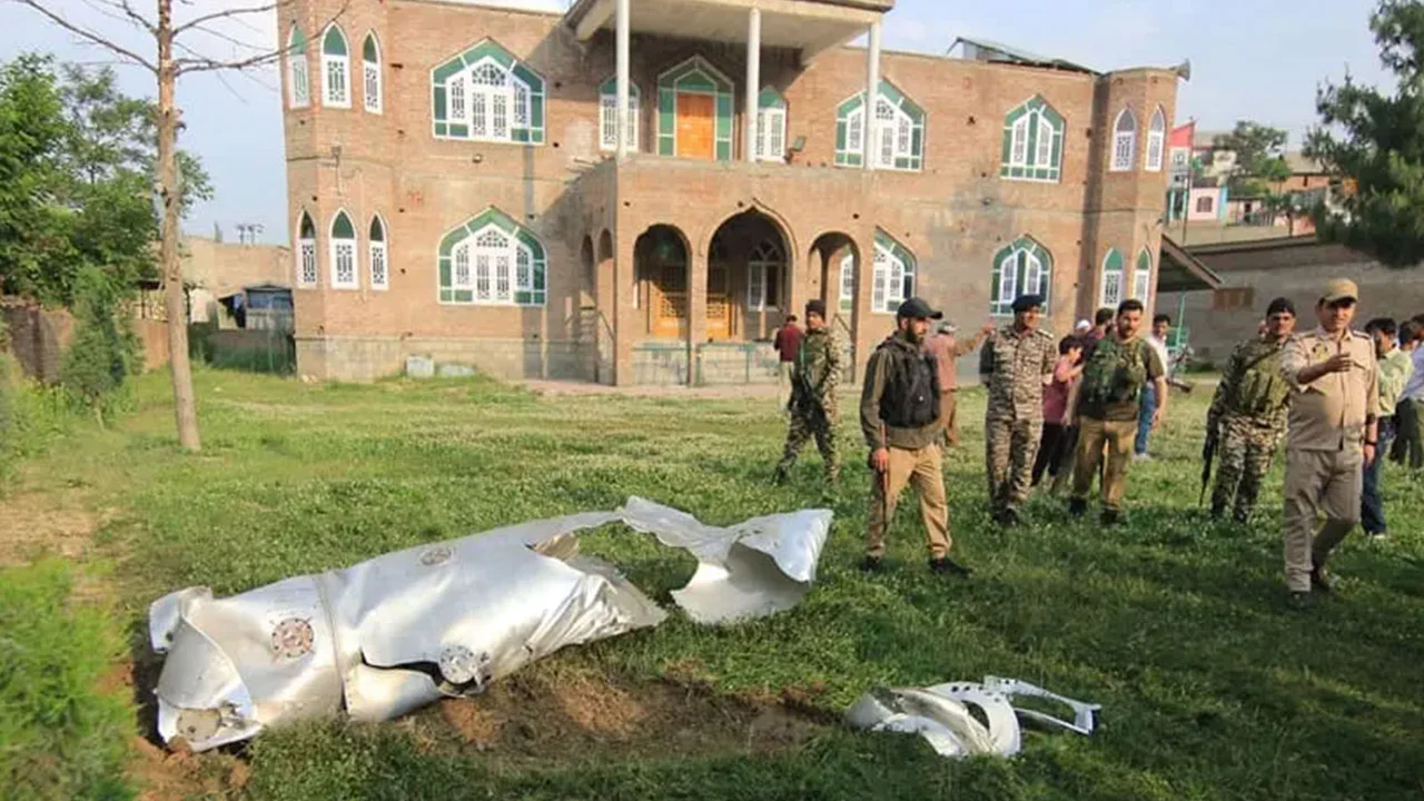 Pakistan, Hindistan'ın 5 uçağını düşürdü: Dünya o silahı konuşuyor