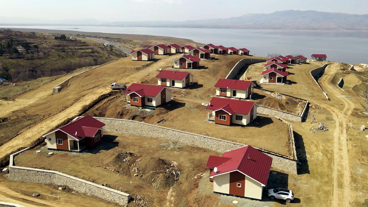 Ev ve arsası olan baksın; Bilmeyenin elinden gider