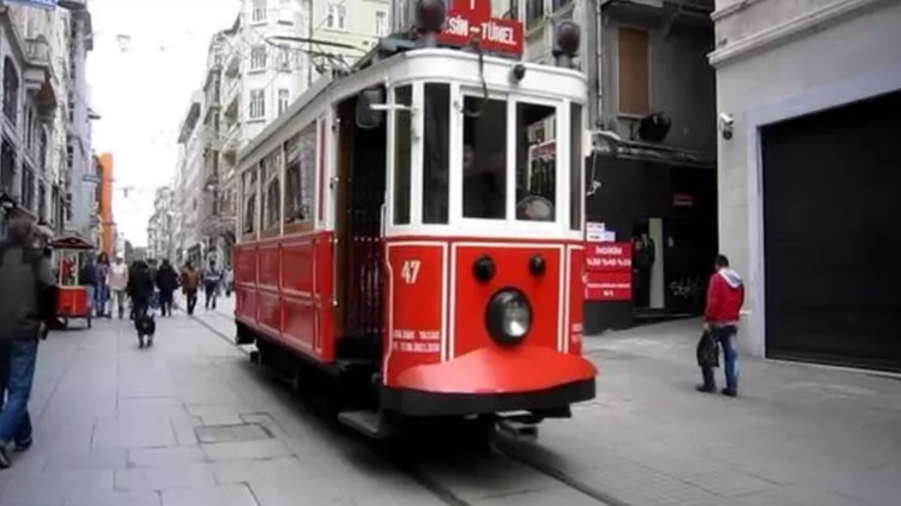 Taksim’de otomobil tramvaya çarptı: Seferler durdu