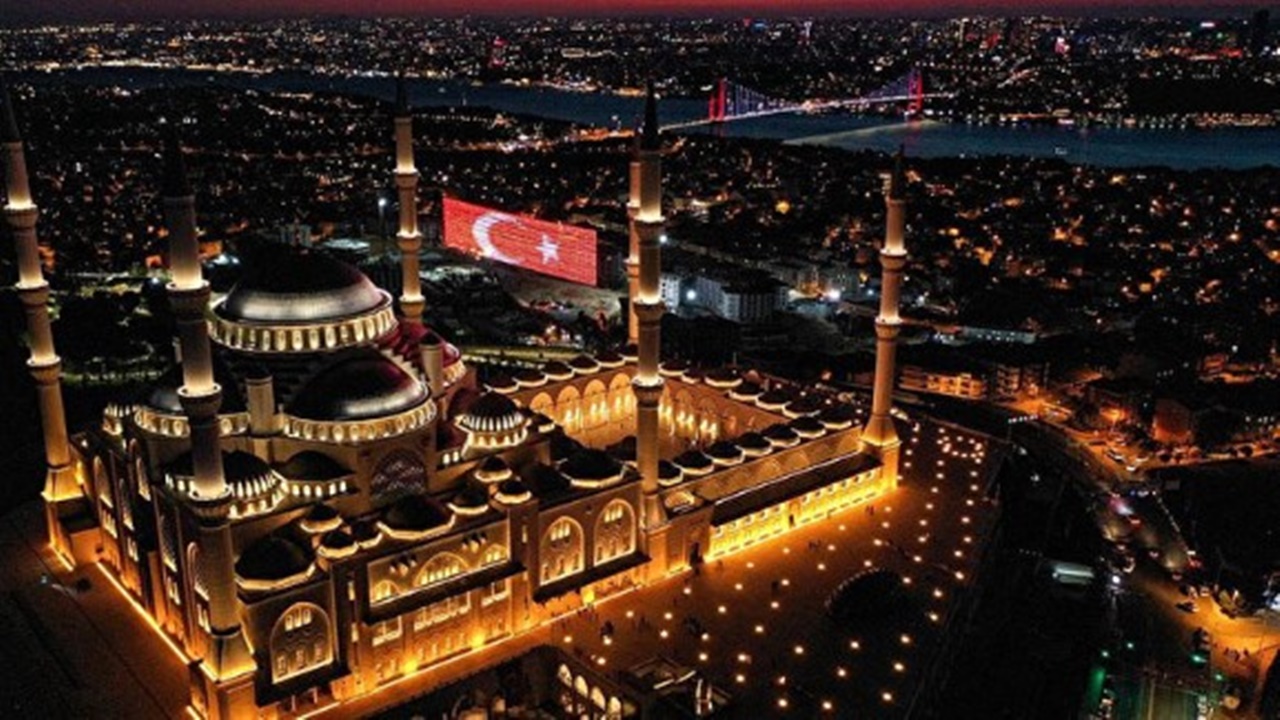 Türkiye genelindeki camilerde eş zamanlı olarak sela okunuyor