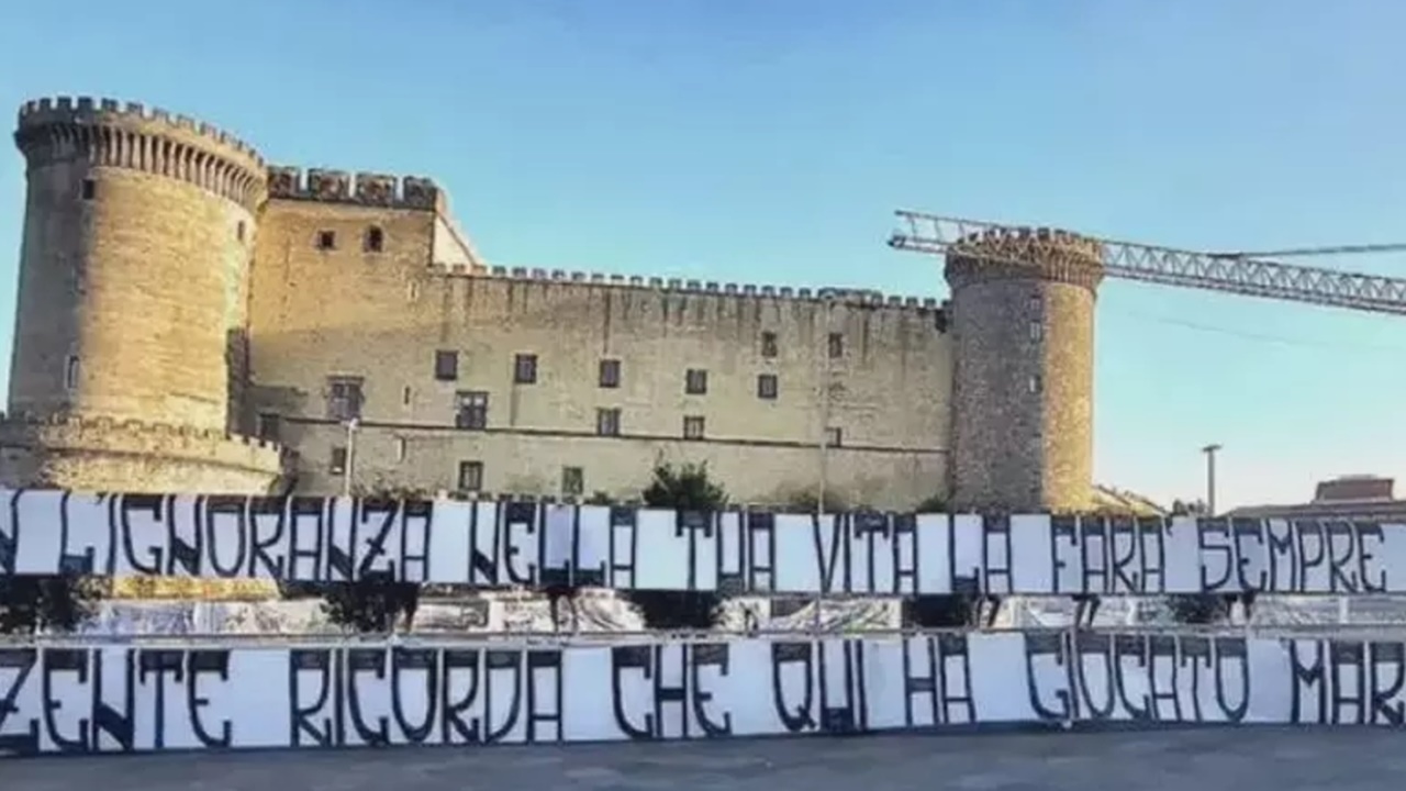 Napoli taraftarından Osimhen'e skandal pankart: Selif!