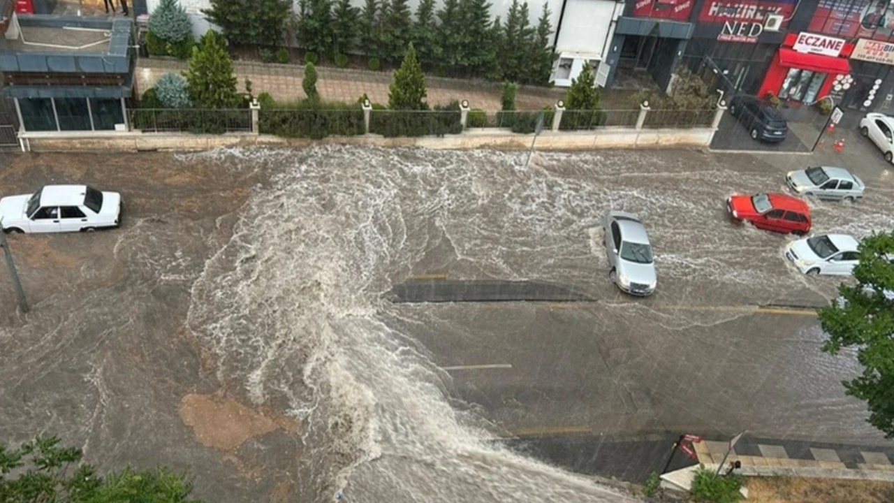 Ankara'da şiddetli yağış sele dönüştü: Alt geçitleri su bastı, trafik durma noktasına geldi